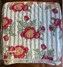 Load image into Gallery viewer, Floral Quilt