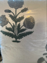 Load image into Gallery viewer, Big Poppy Quilt in Green