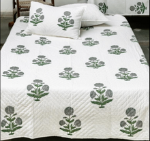 Load image into Gallery viewer, Big Poppy Quilt in Green