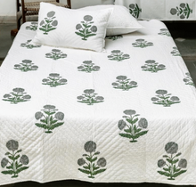 Load image into Gallery viewer, Big Poppy Quilt in Green